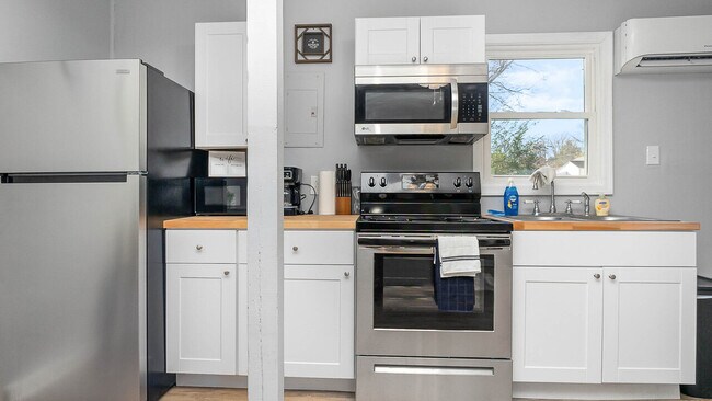 Building Photo - Woodfin - furnished