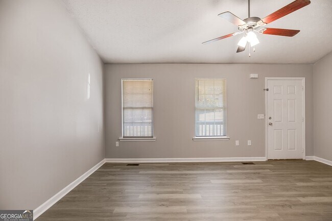 Foto del edificio - 18 Twin Oaks Ln