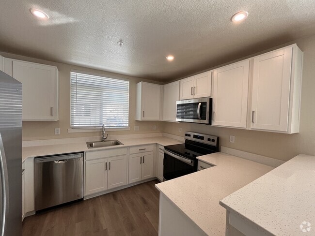Building Photo - Townhomes at Pine Drive