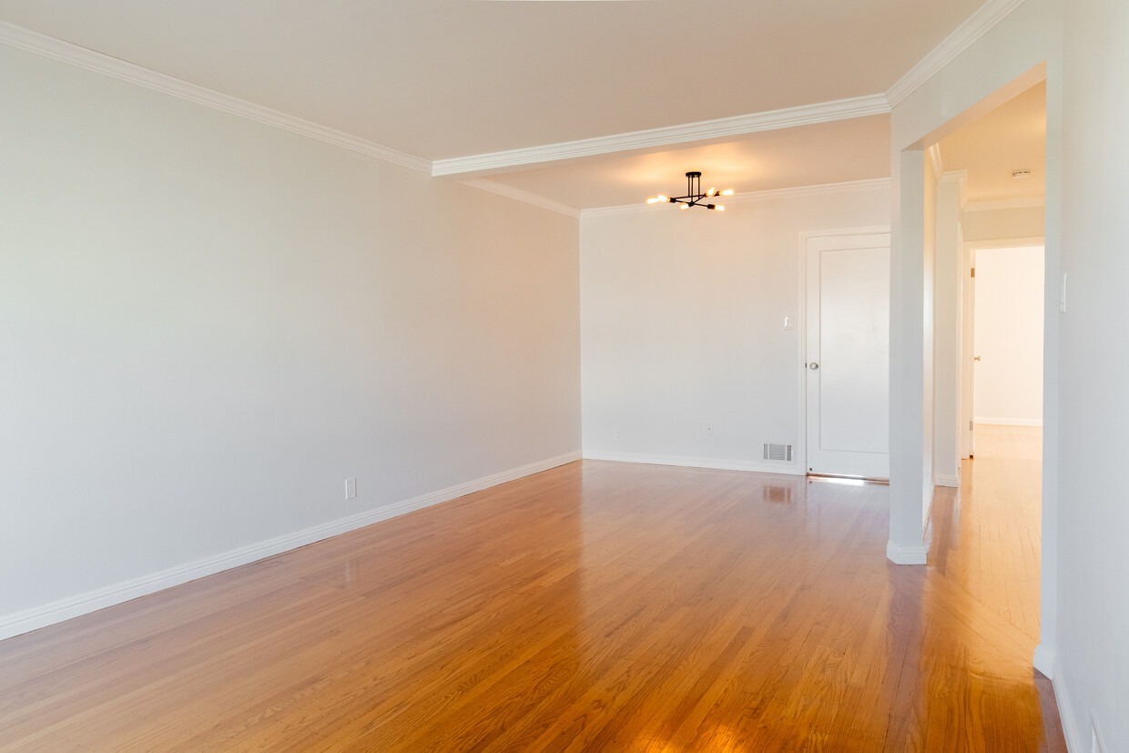 Living/Dining - 557 42nd Ave