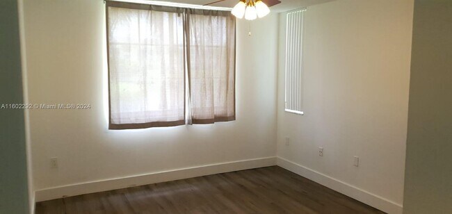 Foto del edificio - 4560 NW 107th Ave
