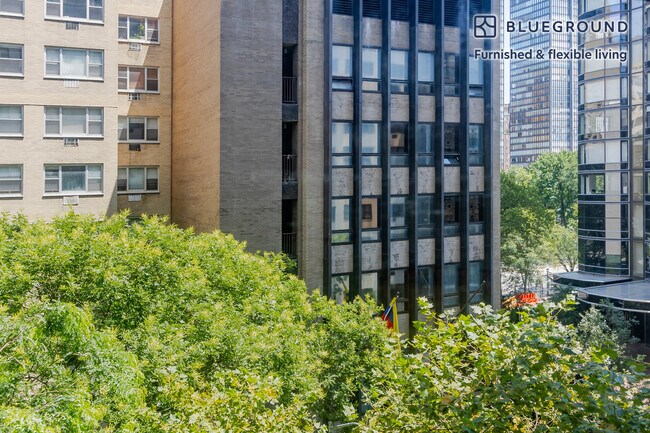 Foto del edificio - 330 E 46th St