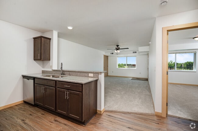 1HAB,1BA - Cocina y sala de estar - Augusta Park Estates