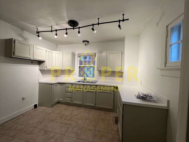 Building Photo - 3 bedrooms 1 bathrooms house for rent