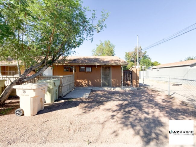 Building Photo - 2/1 Charming Corner Apartment in Glendale!