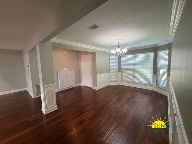 Foto del edificio - Spacious 5-Bedroom Home with Heated Pool & Hot Tub in Niceville!