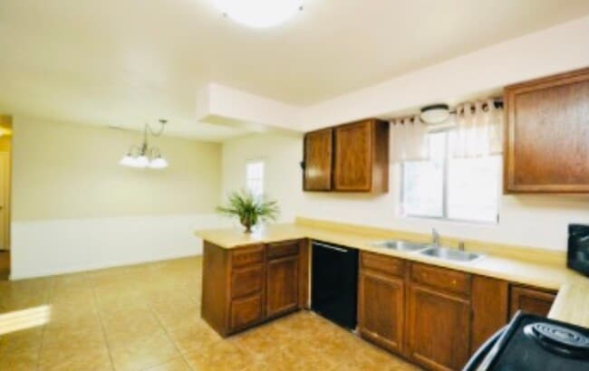 Building Photo - 352 Saguaro Drive