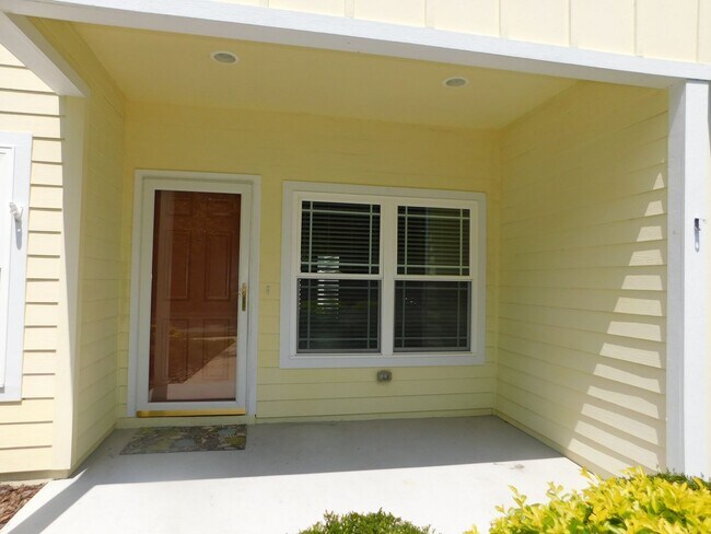 Building Photo - Beautiful Sorrento Townhome!