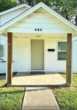 Building Photo - 913 E College St
