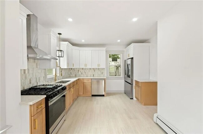 Foto del edificio - 1314 Chalkstone Ave