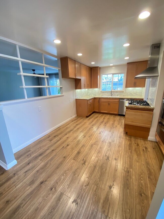 Foto del edificio - Updated 3 Bedroom Cypress House w/ 2 Car G...