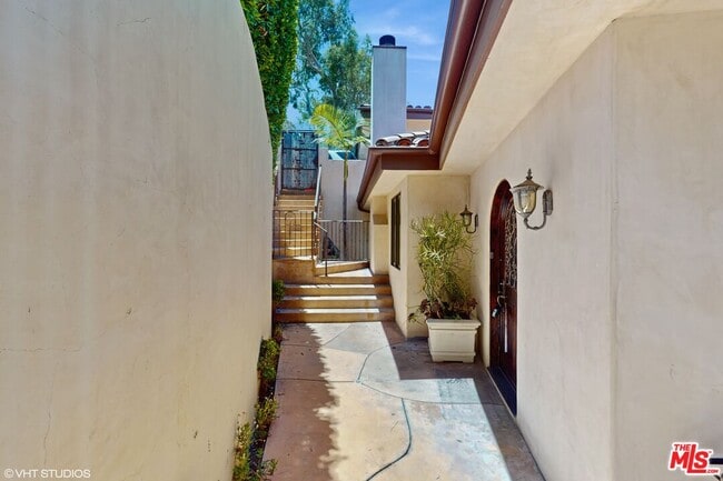Building Photo - 3311 Deronda Dr