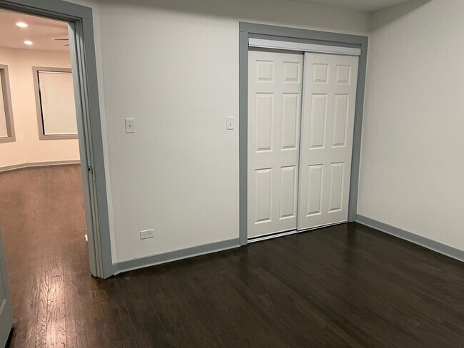 Dormitorio 1 - 7953 S Essex Ave