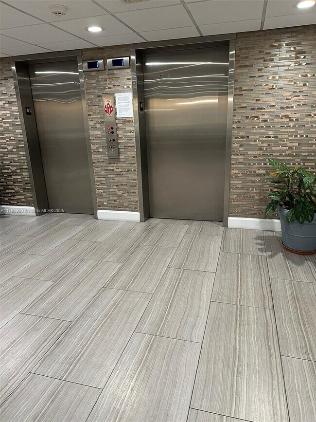 Foto del edificio - 901 Hillcrest Dr