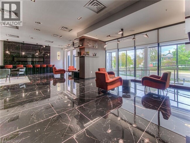 Photo du bâtiment - 181 King St S