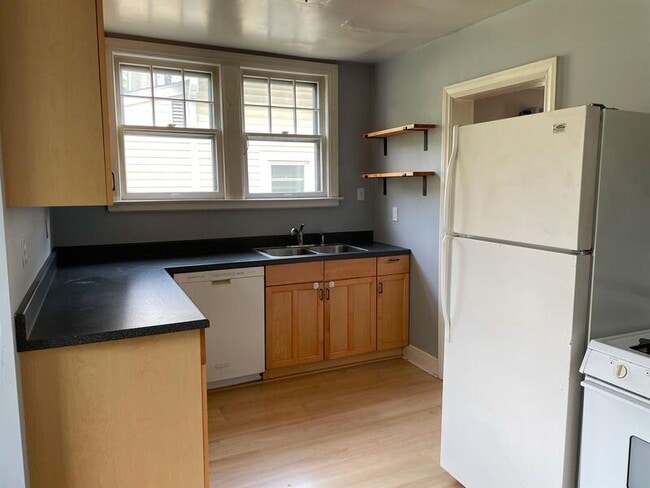 Building Photo - 927 Woodlawn Ave