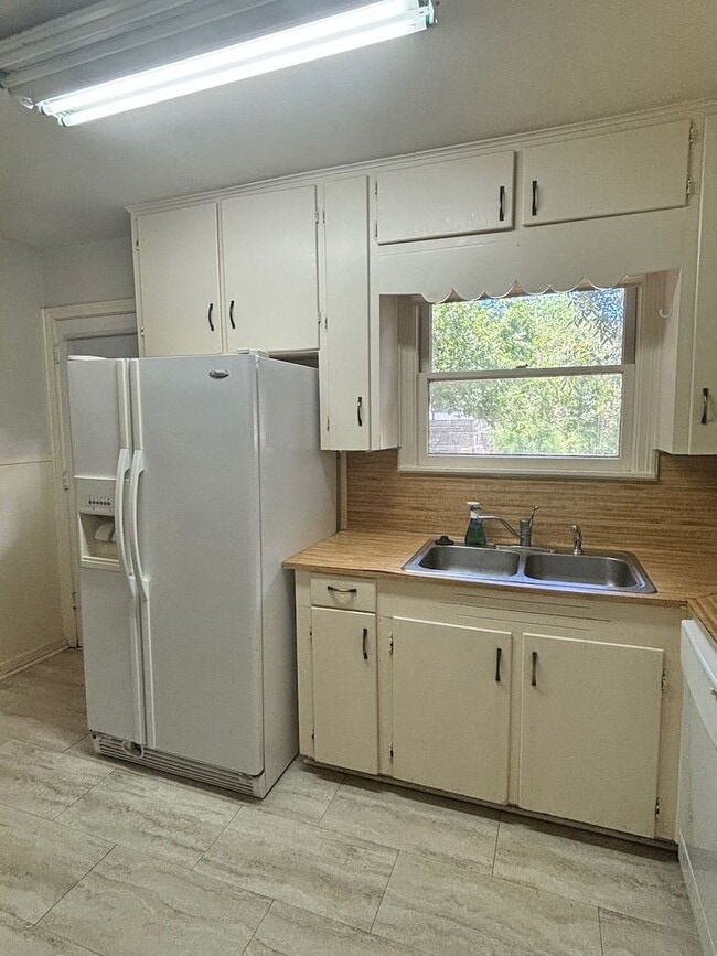 Building Photo - Brentwood Bungalow Available Aug 1!