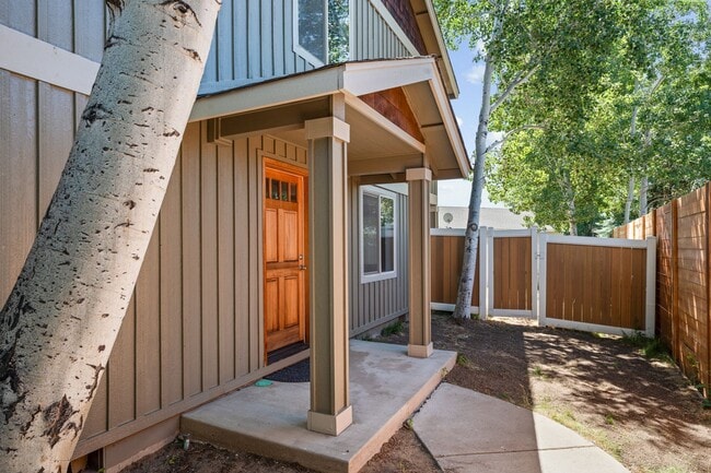 Building Photo - Newly updated townhome in beautiful Redmon...