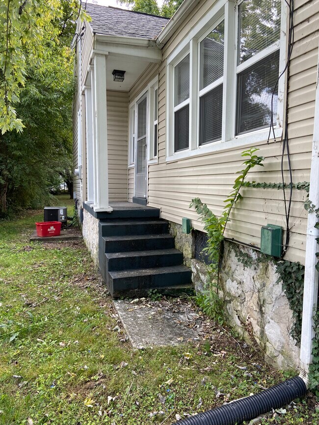 Side entry - 906 Kenton St