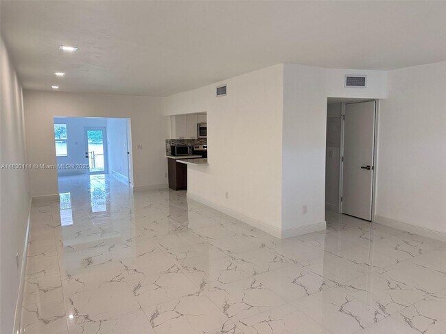 Foto del edificio - 6951 W 17th Ct