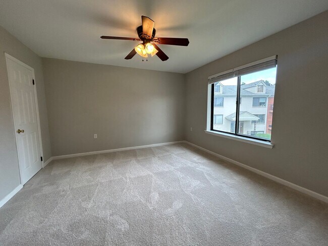Foto del edificio - One Bedroom One Bathroom Condo in Leesburg...