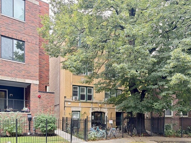 Building Photo - 2462 N Linden Pl