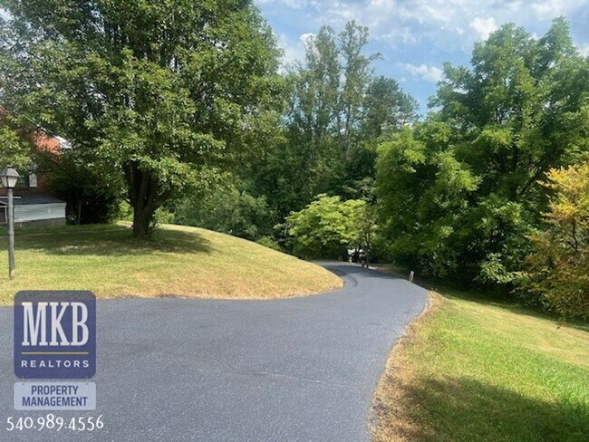 Foto del edificio - 2-Possibly 3 Bedroom completly remodeled h...