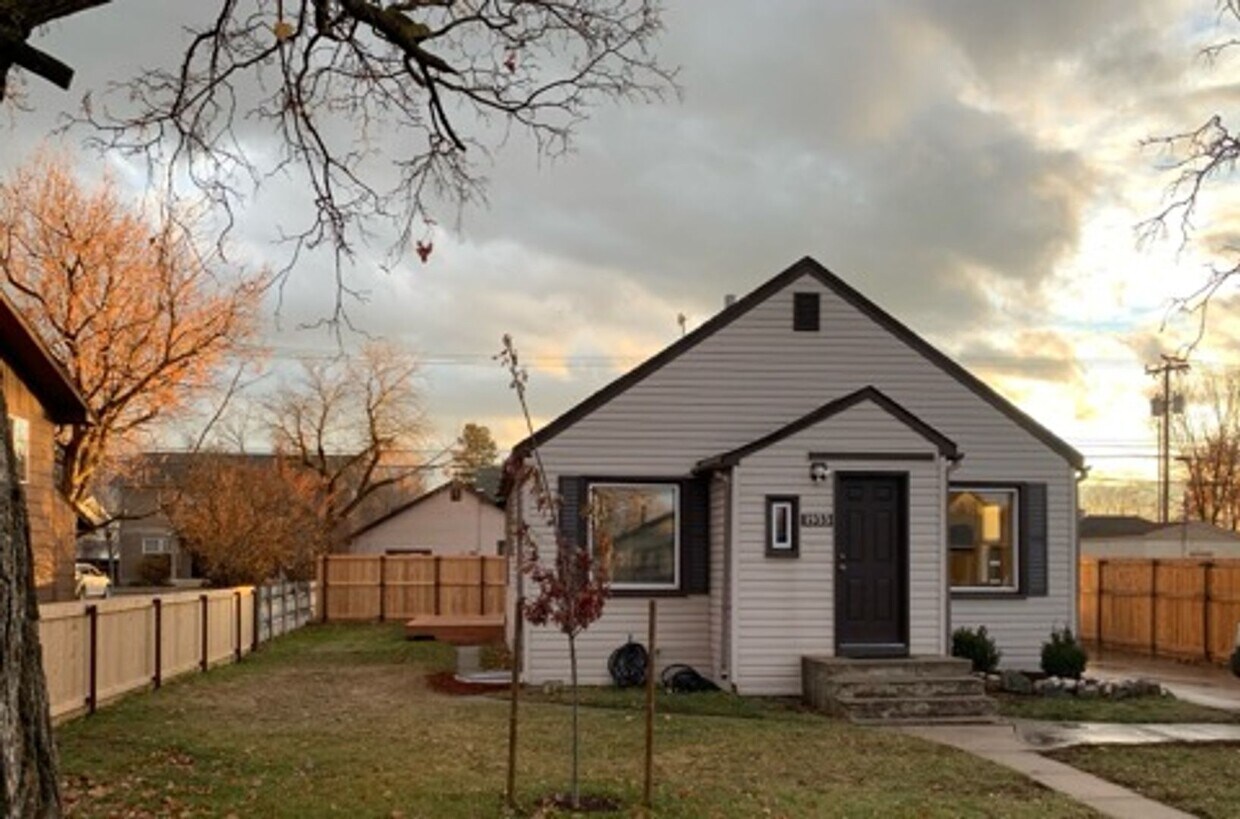 Primary Photo - 3 Bed, 1 Bath Centrally Located with Spaci...