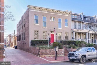Building Photo - 424 11th St NE