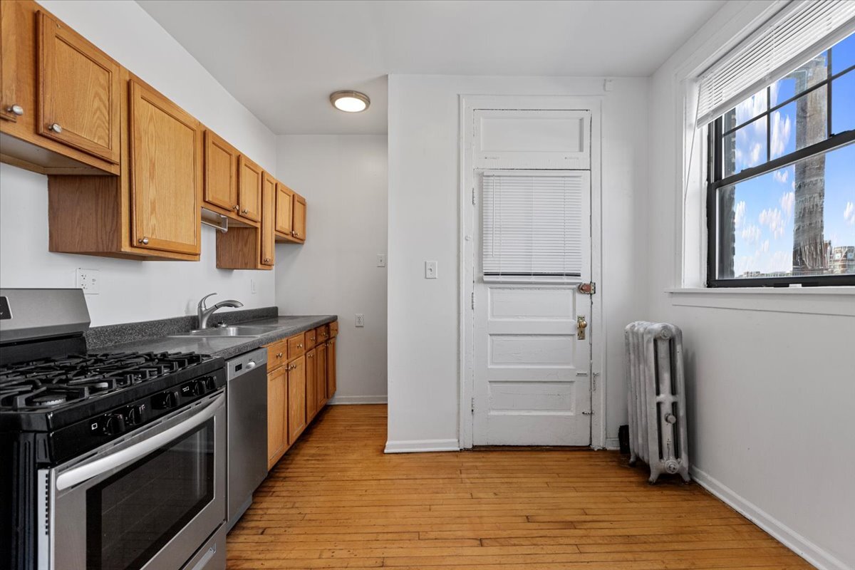 Primary Photo - 2348 W Addison St