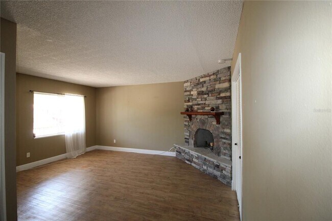 Building Photo - 400 El Camino Dr