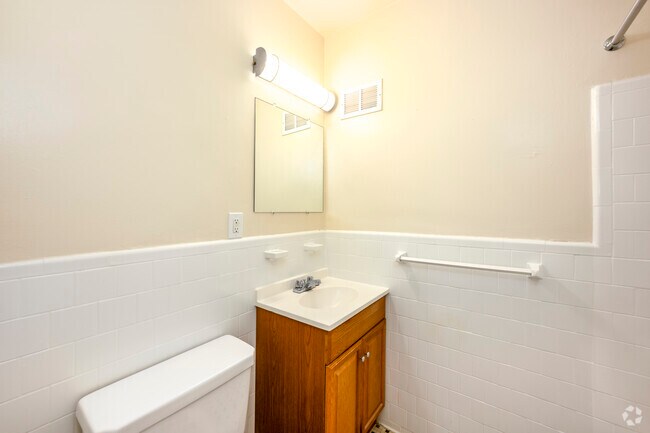 2 habitaciones, 1 baño - 900 pies cuadrados - Baño - Walden Commons