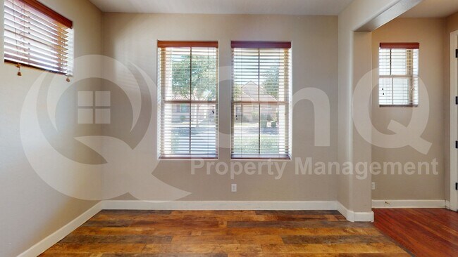 Building Photo - 1316 S Martingale Rd