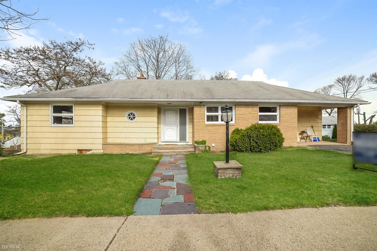 Primary Photo - 4 br, 1 bath Duplex - 250 Lenox St