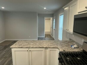 Building Photo - 123 Lynn Ln