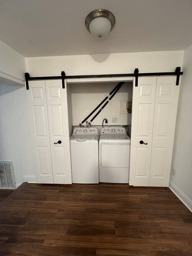 Building Photo - 1306 E 23