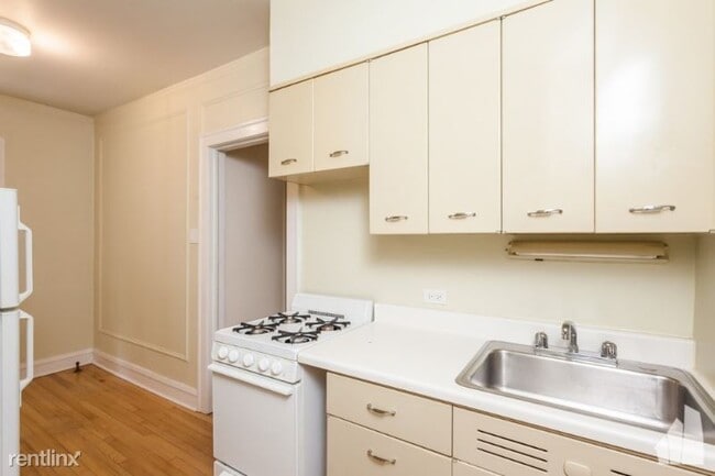 Building Photo - 2328 N Lincoln Park W