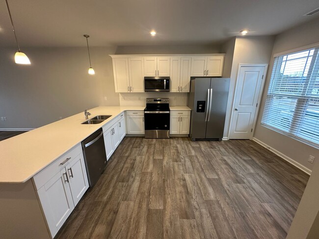 Foto del edificio - Stylish End-Unit Townhome in Clayton – Ava...