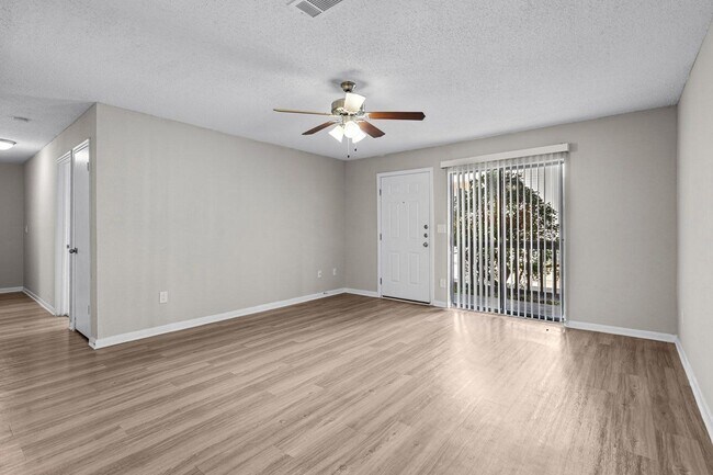 Foto del edificio - 9811 Copper Creek Dr