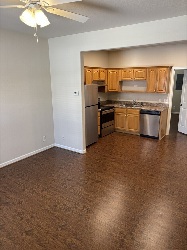 Sala de estar y cocina - 77 Center Town Dr