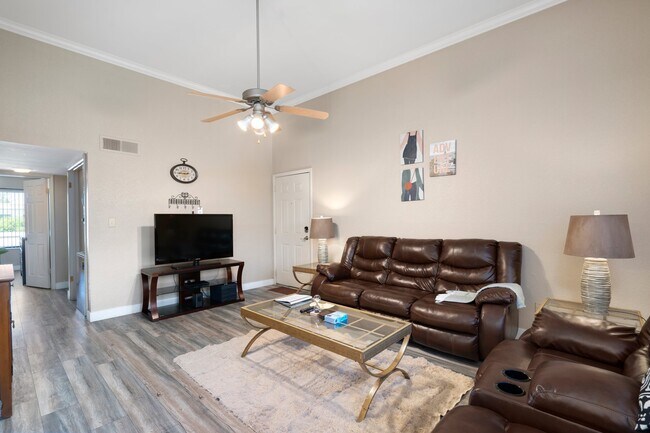 El apartamento incluye un paquete completo de televisión por cable, incluido en el alquiler. - 3600 N Hayden Rd