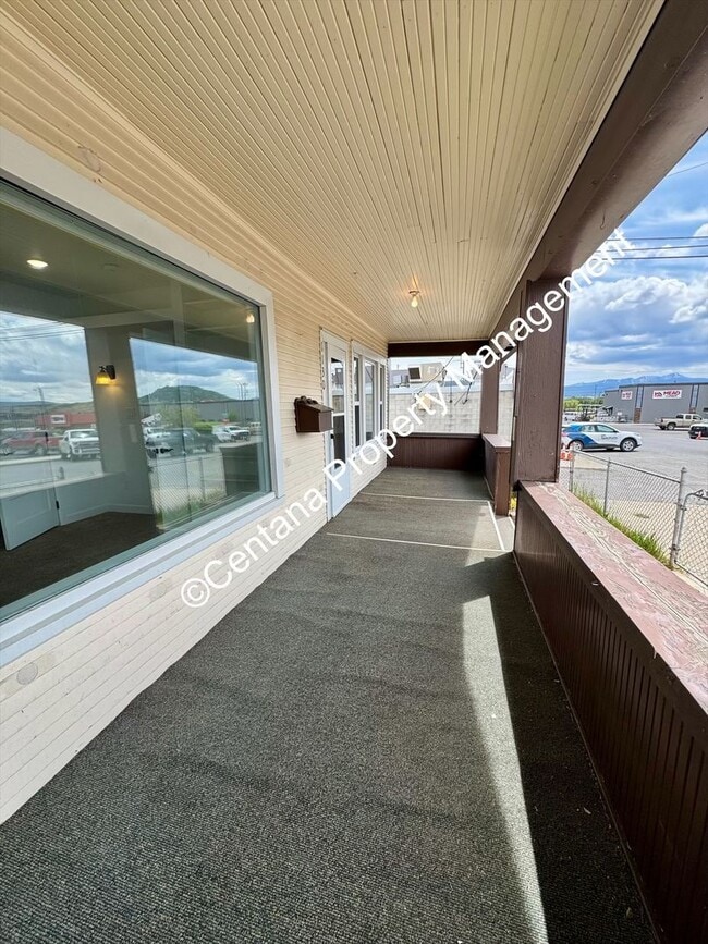 Building Photo - 2 Bed 1 Bath Newly Remodeled Home with washer and dryer