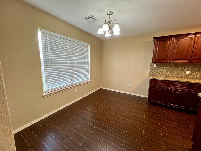 Foto del edificio - 511 Ridge Point Dr