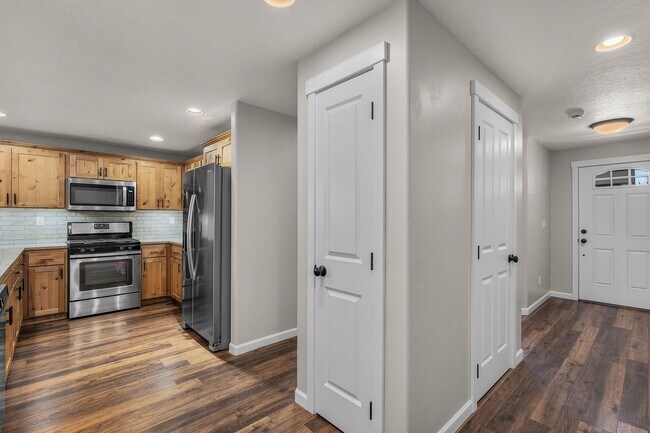 Building Photo - 4 Bed 2.5 Bath Single level - Fenced