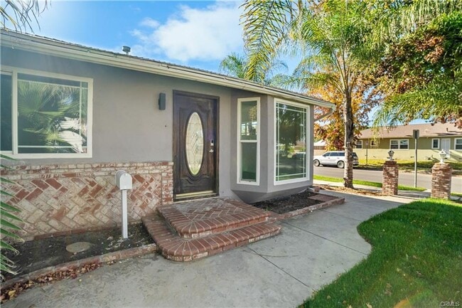 Foto del edificio - Welcome to this freshly RENOVATED three-bed, two-bath home in a calm Winnetka