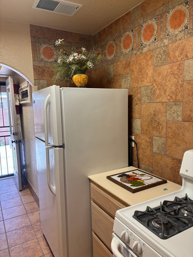 Building Photo - NEWLY REMODELED 1 BED 1 BATH