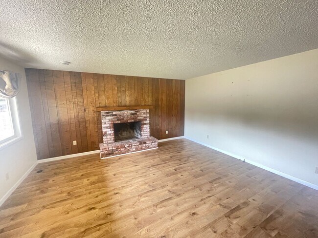 Foto del edificio - 4590 Excelsior Rd