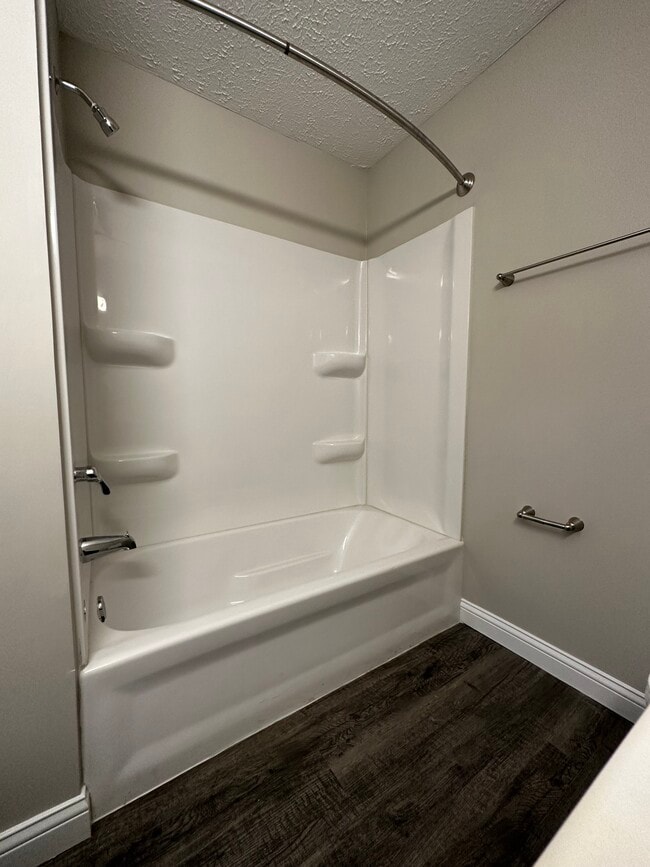 Renovated full bath - Parkview Townhomes