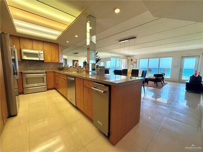 Foto del edificio - 900 Padre Blvd