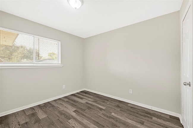 Building Photo - 3718 Simsbrook Dr